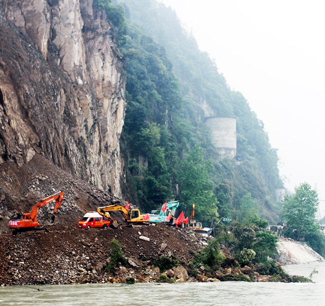 2013年，公司參與蘆山“4.20”地震搶險(xiǎn)在懸崖峭壁中推進(jìn)