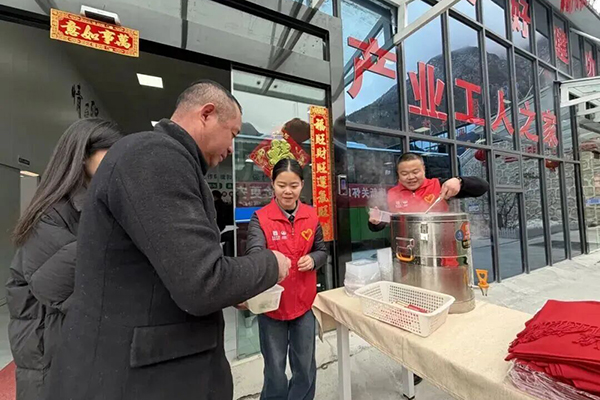 康新高速公路項(xiàng)目聯(lián)合工會(huì)近日啟動(dòng)“康新關(guān)懷暖人心，返鄉(xiāng)歸途更安心”主題活動(dòng)