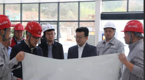 四川路橋財(cái)務(wù)總監(jiān)郭人榮率隊(duì)赴川交公司開(kāi)展調(diào)研指導(dǎo)工作
